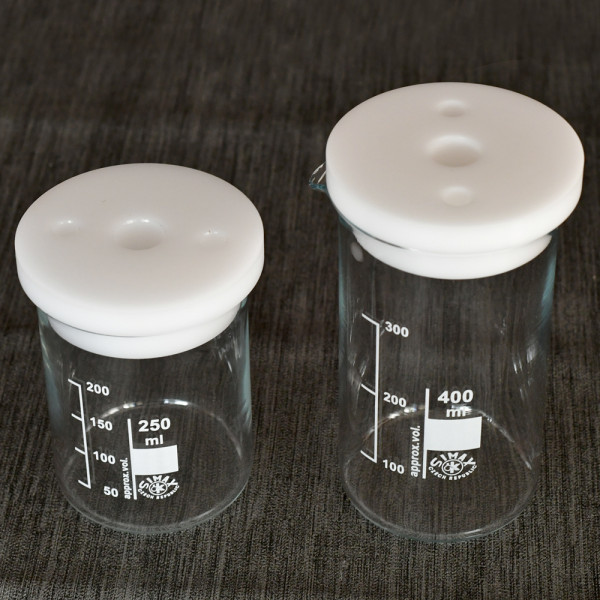 Bechergläser für Elektrolyse - Deckel für Becherglas passt auf alle laborüblichen 250-mL-Bechergläser niedrige Form (links) und ebenso auf 400-mL-Bechergläser hohe Form (rechts) (c) Stefan Wenninger